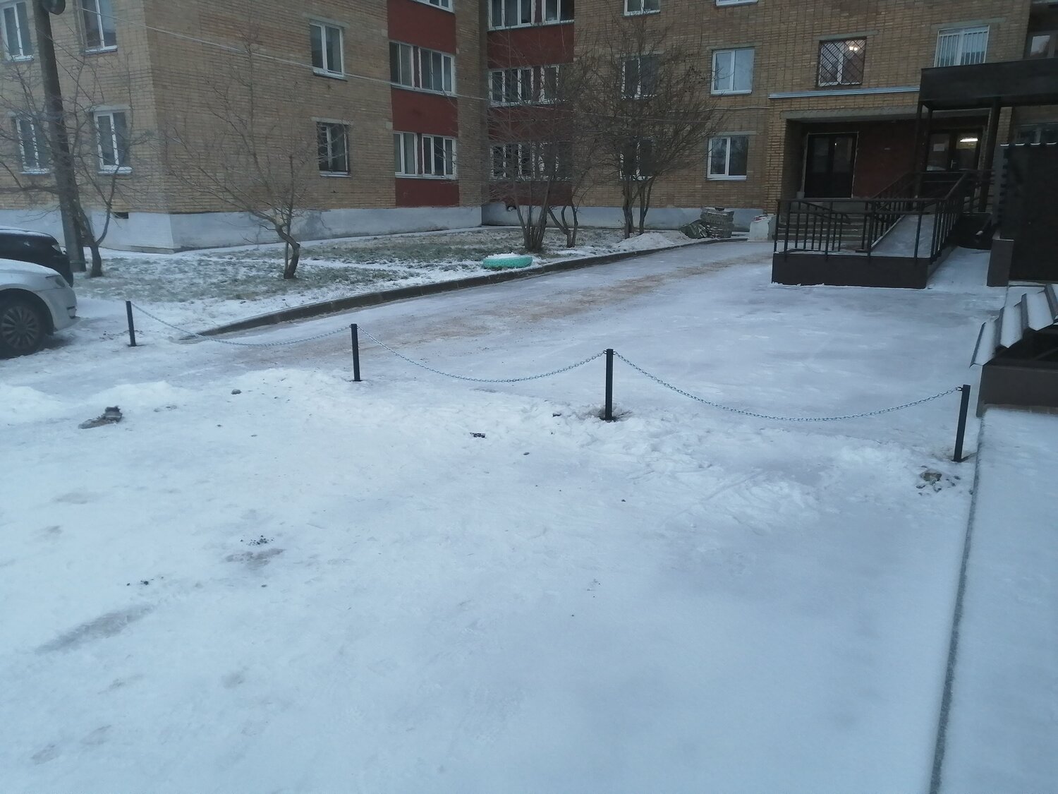 улица, во дворе, снег, сугроб у подъезда, участок