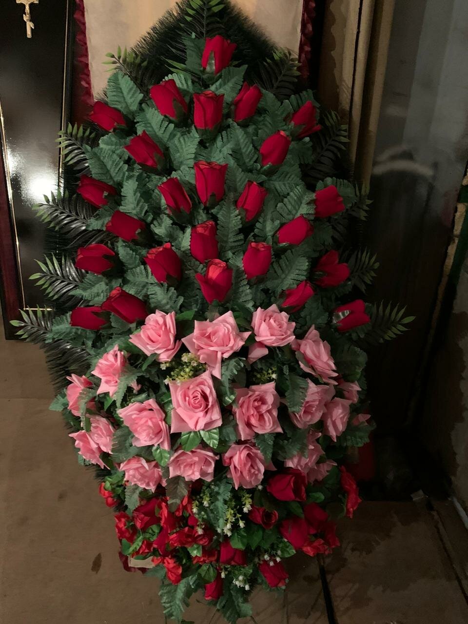 венки ритуальные, ритуальные венки феникс, ритуальные венки ооо джина, ритуальный венок из живых цветов, ритуальные венки из живых цветов