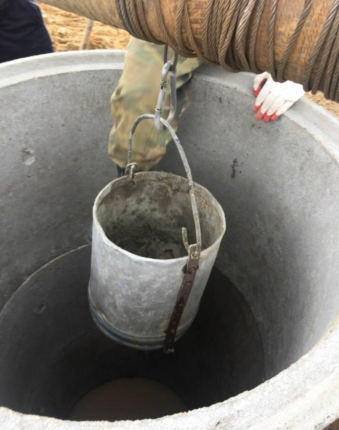 докопка колодца, доставать воду из колодца, колодец, колодец 16 колец, приспособление для колодезных колец