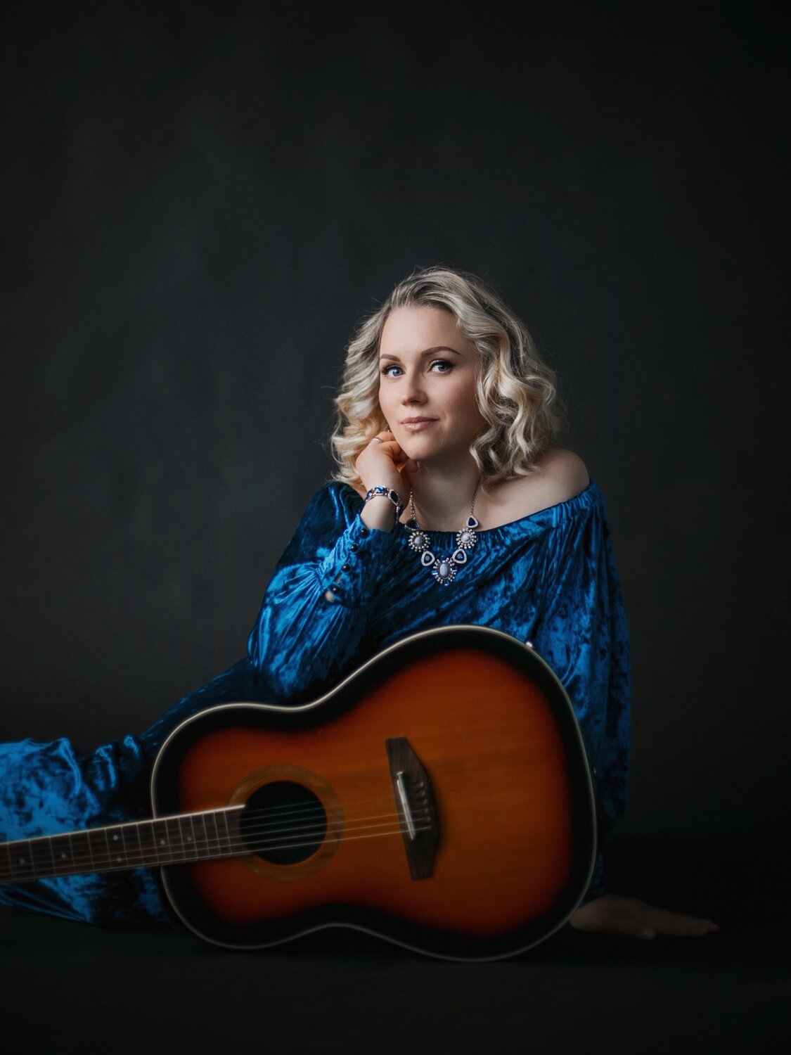 дарья колесникова певица, девушка, женщина с гитарой, ларионова дарья владимировна гитаристка, певица