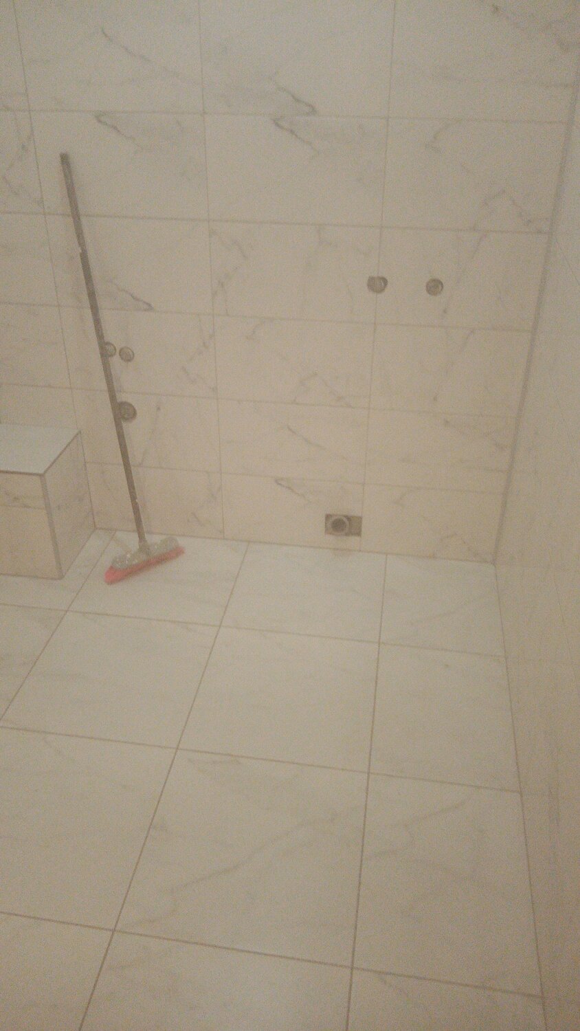 укладка плитки в ванной п46, плитка в душе прикол по диагонали, душевая из плитки без поддона, косяки укладки плитки, плиточники в ростове