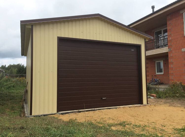 гараж из профнастила односкатный, гараж из профнастила, гараж на 2 машины из сэндвич панелей, гараж из сэндвич панелей по периметру забора, гараж обшитый сайдингом