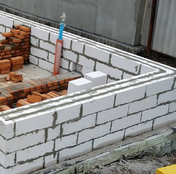кладка стен из блоков 2800 руб/м3, кирпич газобетон, перевязка пеноблоков с кирпичом, пеноблок, газобетон
