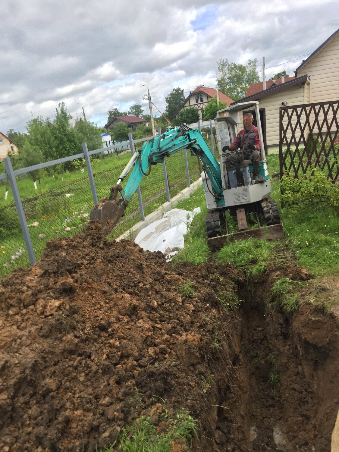 копка траншей мини экскаватором, мини экскаватор 4т копка траншеи, разработка участка мини экскаватором, мини экскаватор яма, копка колодца экскаватором