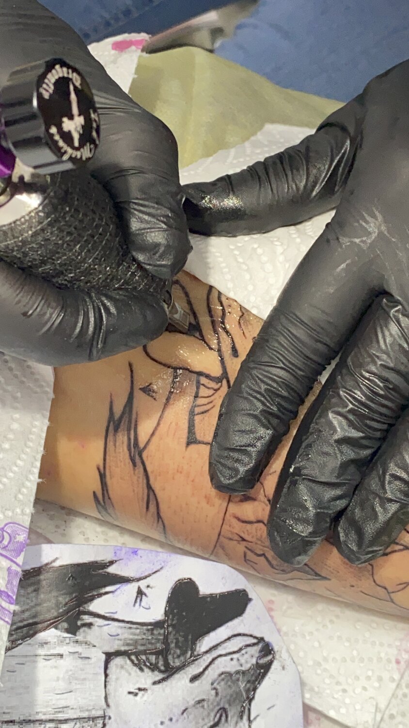 татуировка, татуировщик в перчатках, процесс нанесения тату, tattoo, татуировщик