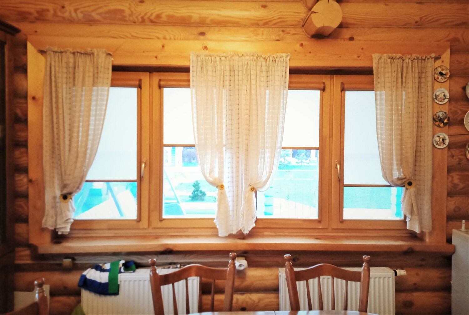 шторы для дачного домика, занавески на маленькие окна в деревянном доме, занавески в деревянный дом на небольшие окна, занавески в баню, шторы в срубе