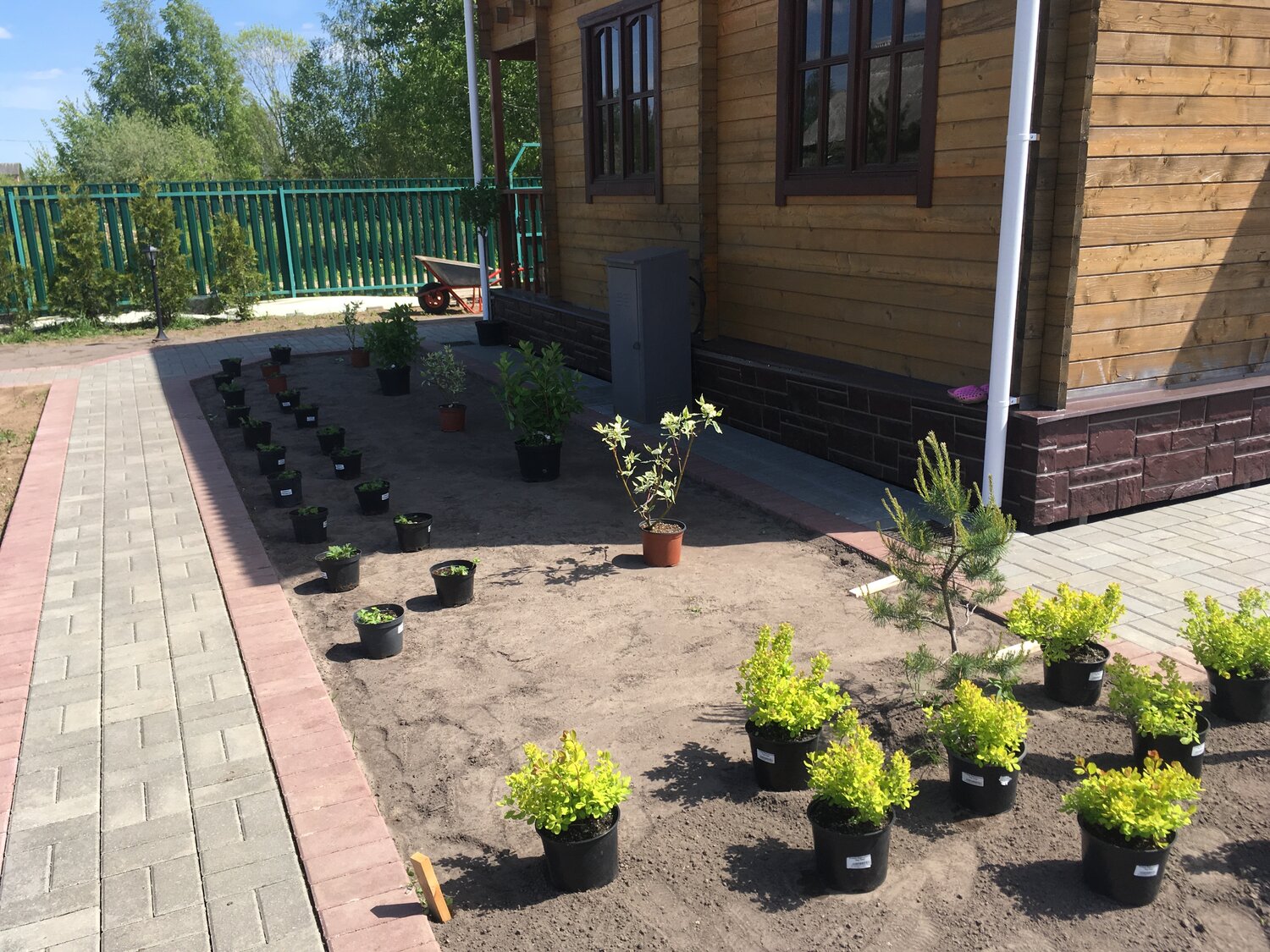 ландшафтный дизайн, огород декоративный, обустройство клумбы перед домом с забором, озеленение, участок