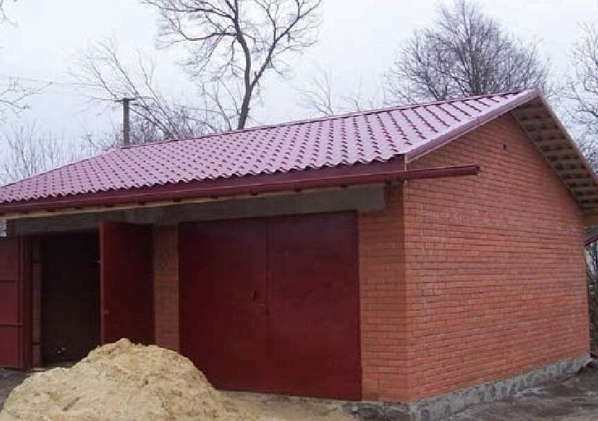 гараж с хозблоком из кирпича, гараж, гараж 7 на 8, крыша гаража, гараж 10 на 10 кирпичный