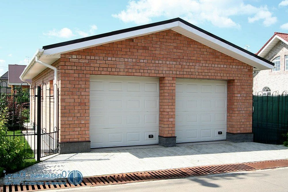 кирпичный гараж, гараж из кирпича, кирпичный гараж с воротами, гараж, постройка гаража из кирпича
