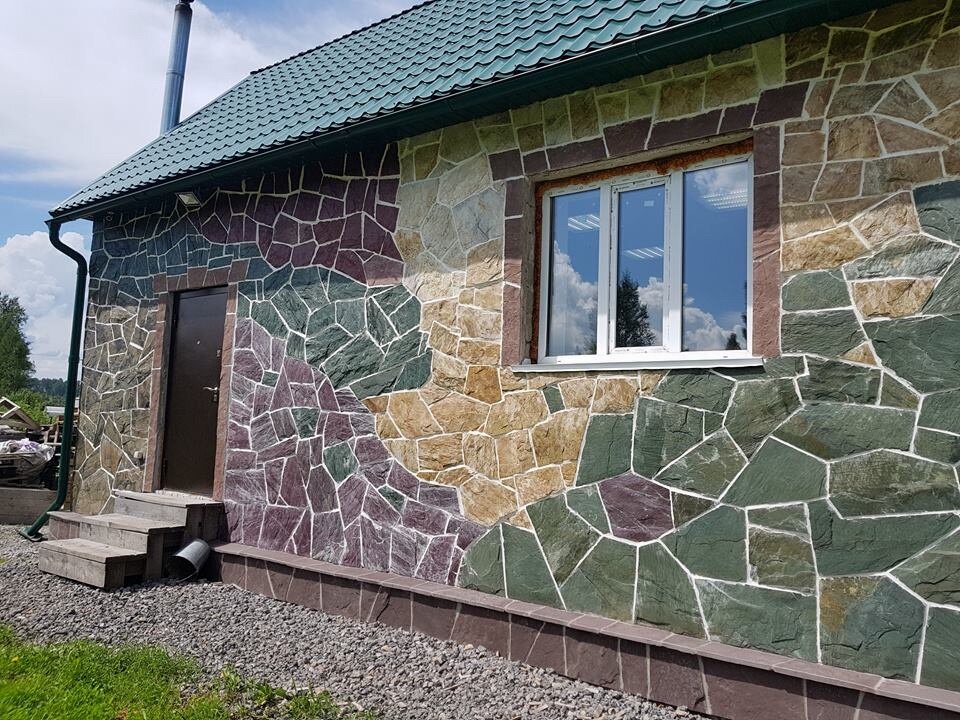 отделка фасада камнем, облицовка битым натуральным камнем, фасады отделанные камнем, облицовка наружных стен на даче плитняк, отделка цоколя плитняком деревянного дома