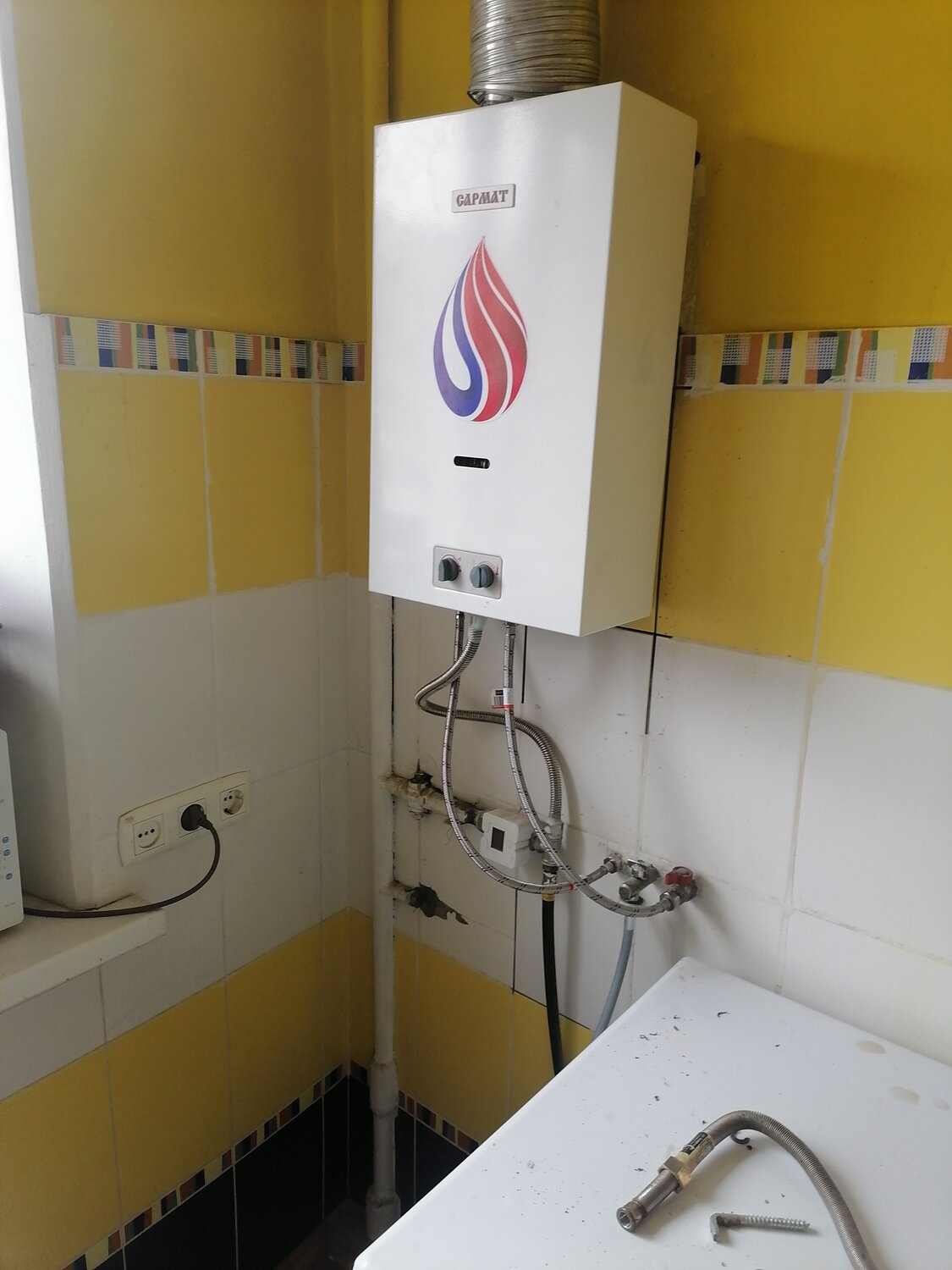 установленные газовые колонки., газовая колонка, монтаж газовой колонки, газовые колонки 2020, котел колонка