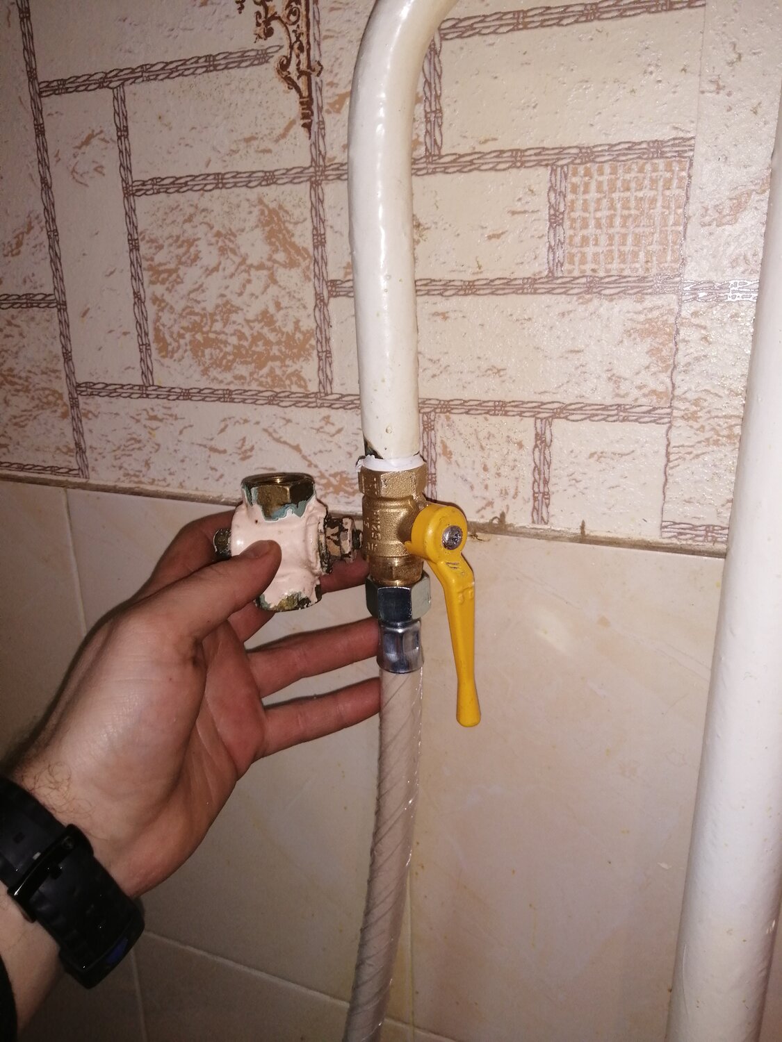 газовый кран в квартире, кран на газовую трубу в квартире, газовый кран на кухне, кран на газовую трубу, газовая труба в квартире