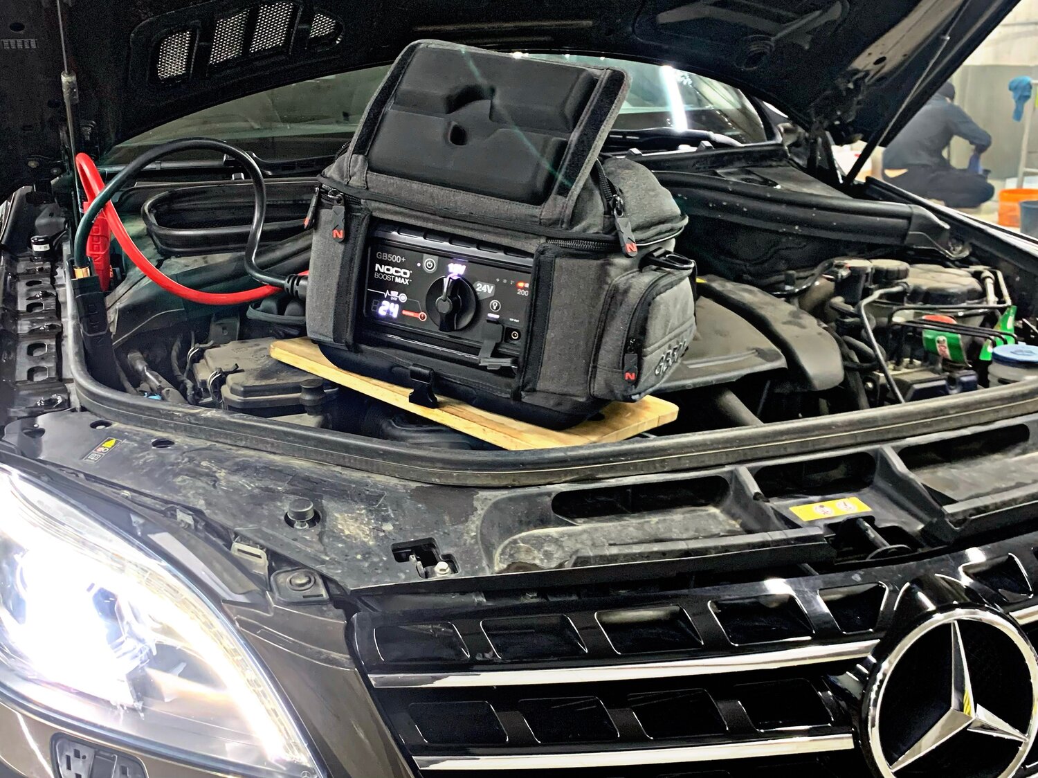 акб мерседес gl500, авто, lpg project opel, открытый капот дискавери 4, audi a4 b9 change battery