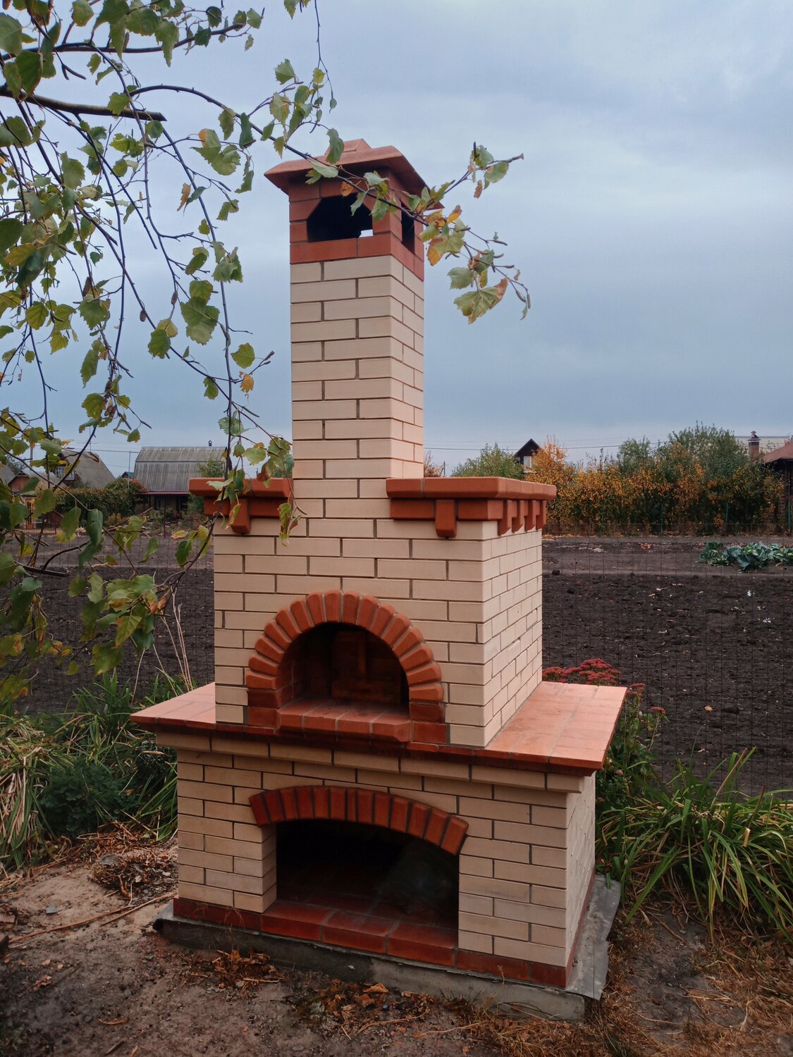 барбекю из кирпича, угловой кирпичный мангал, маленькая печь мангал из кирпича, барбекю из кирпича с казаном, кирпичный мангал с казаном