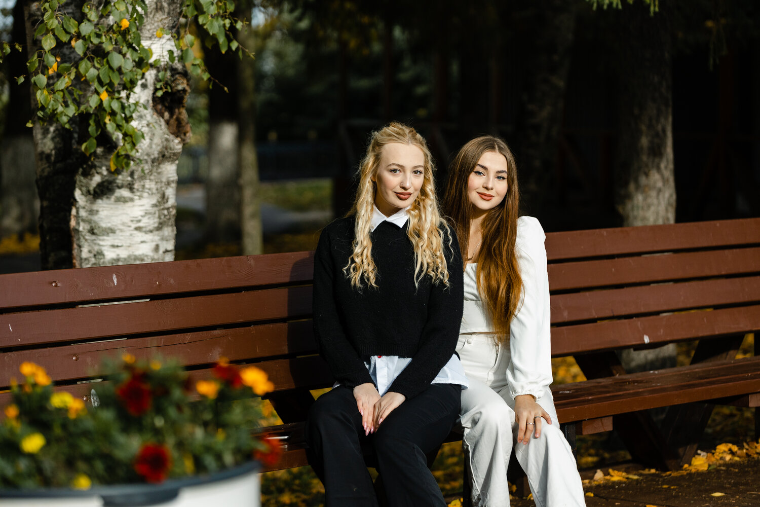 осенняя фотосессия выпускников, девушка, подруги на лавочке, осенняя фотосессия подруг, осень