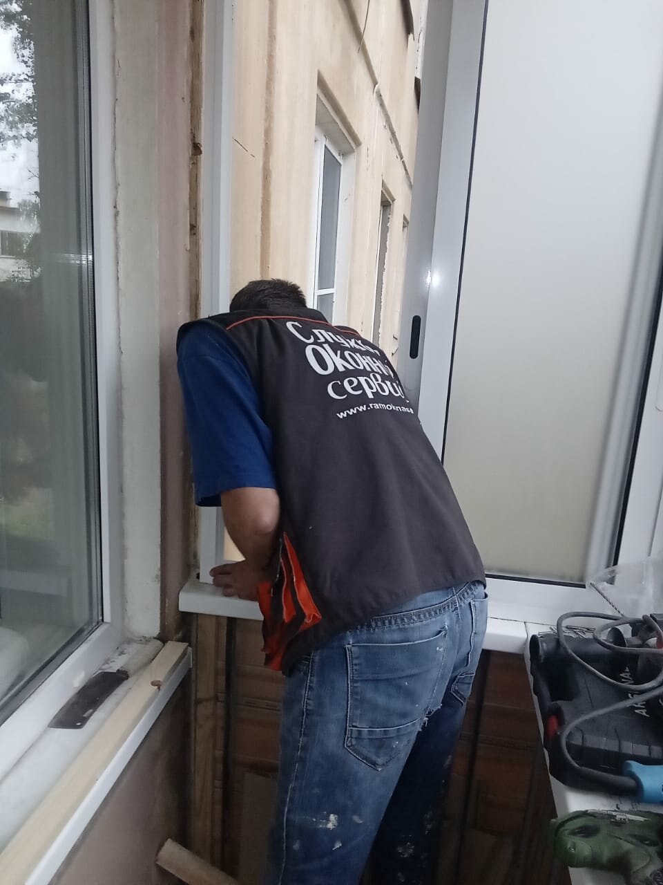 на балконе, окна, монтаж подоконника пвх на балконе, window, лоджия