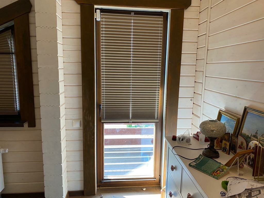жалюзи, горизонтальные жалюзи, межрамные горизонтальные жалюзи, горизонтальные деревянные жалюзи, горизонтальные жалюзи на балконную дверь