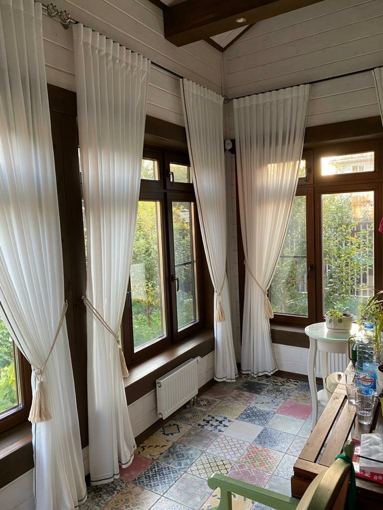 занавески на веранду, дизайн штор с подхватами веранду на четыре окна, шторы в коттедж, шторы из ткани для беседки, шторы ленда в интерьере