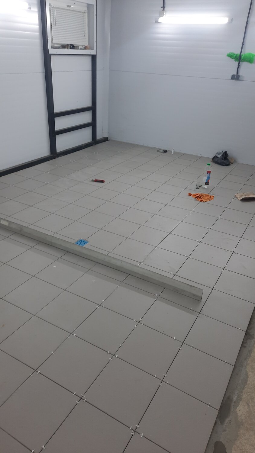 плитка для пола в гараже, укладка плитки на пол наискось, укладка плитки в гараже, укладка плитки большие объемы, керамогранитная плитка на пол в коридор