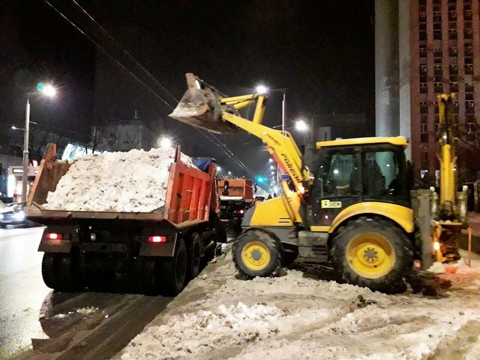 вывоз снега, камаз вывозит снег, уборка снега камаз амкодор, механизированная уборка снега, вывоз снега машины