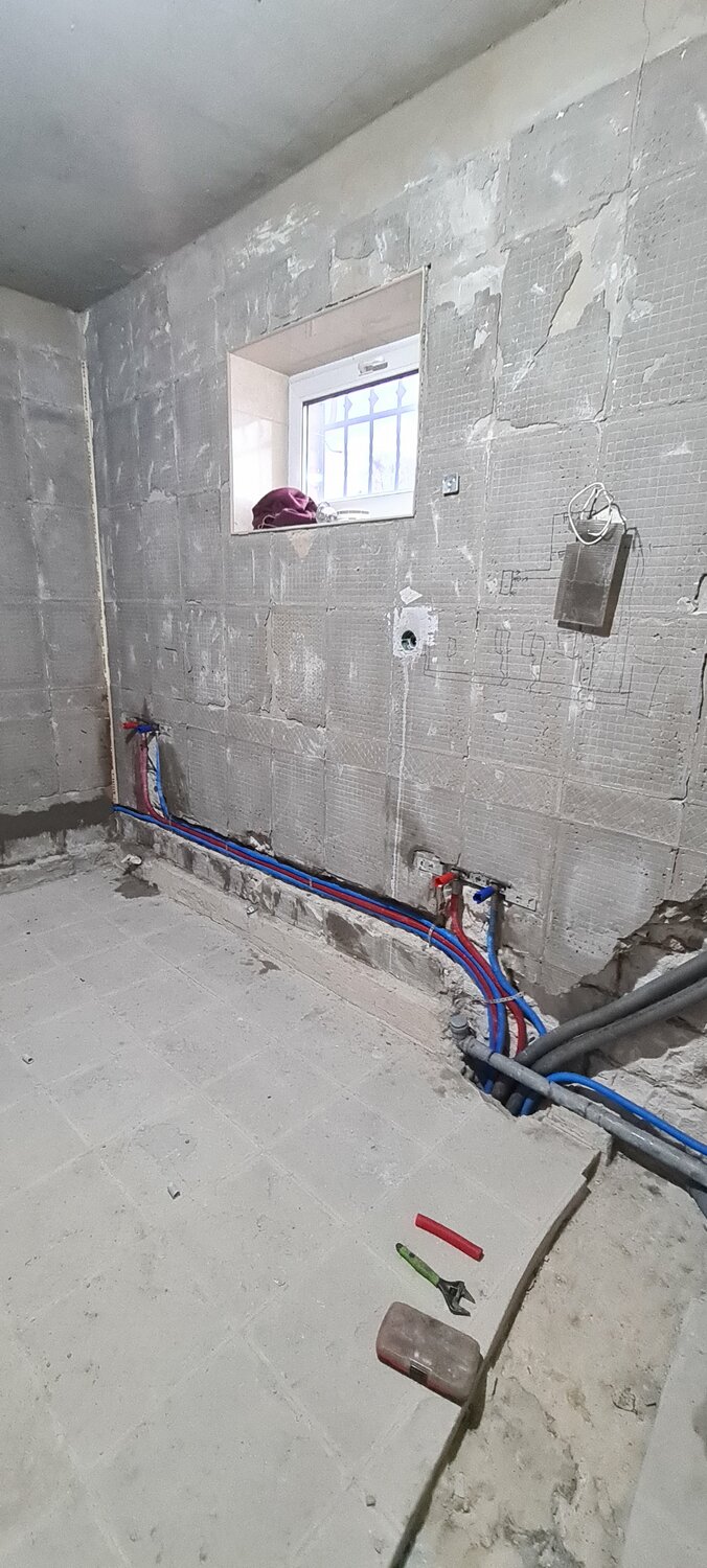 разметка труб рехау в ванной для сантехники, м5тки расположения труб под полом в новостройках, канализация в ванной комнате, трубы рехау в стене, трубы отопления под стяжкой
