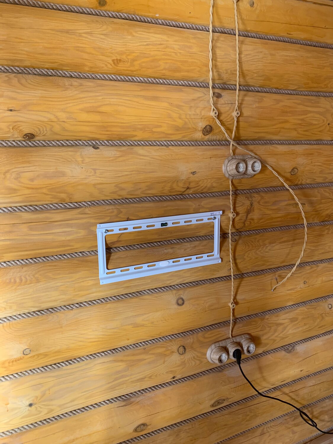 электрика в деревянном доме, электропроводка в деревянном доме, проводка в деревянном доме, наружная электрика в деревянном доме, монтаж электропроводки в деревянном доме