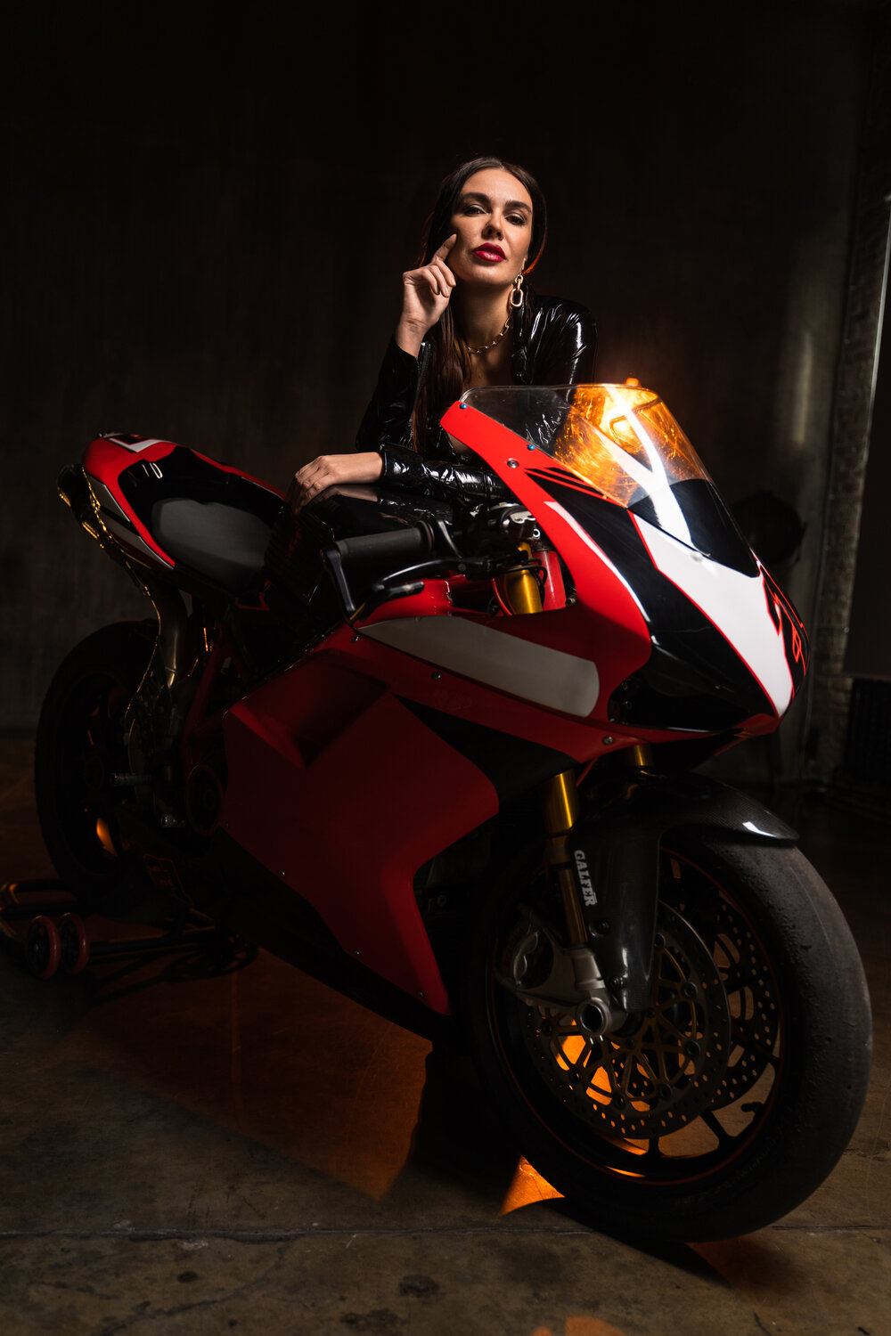 девушка ducati-1199-panigale, девушка мотоцикл, ducati panigale с девушкой, ducati panigale 899 красный, мото девушка