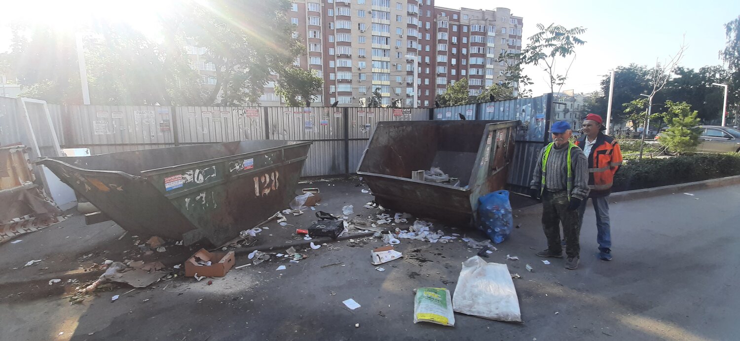мусор, мусорный контейнер, мусорка во дворе, отходы, двор