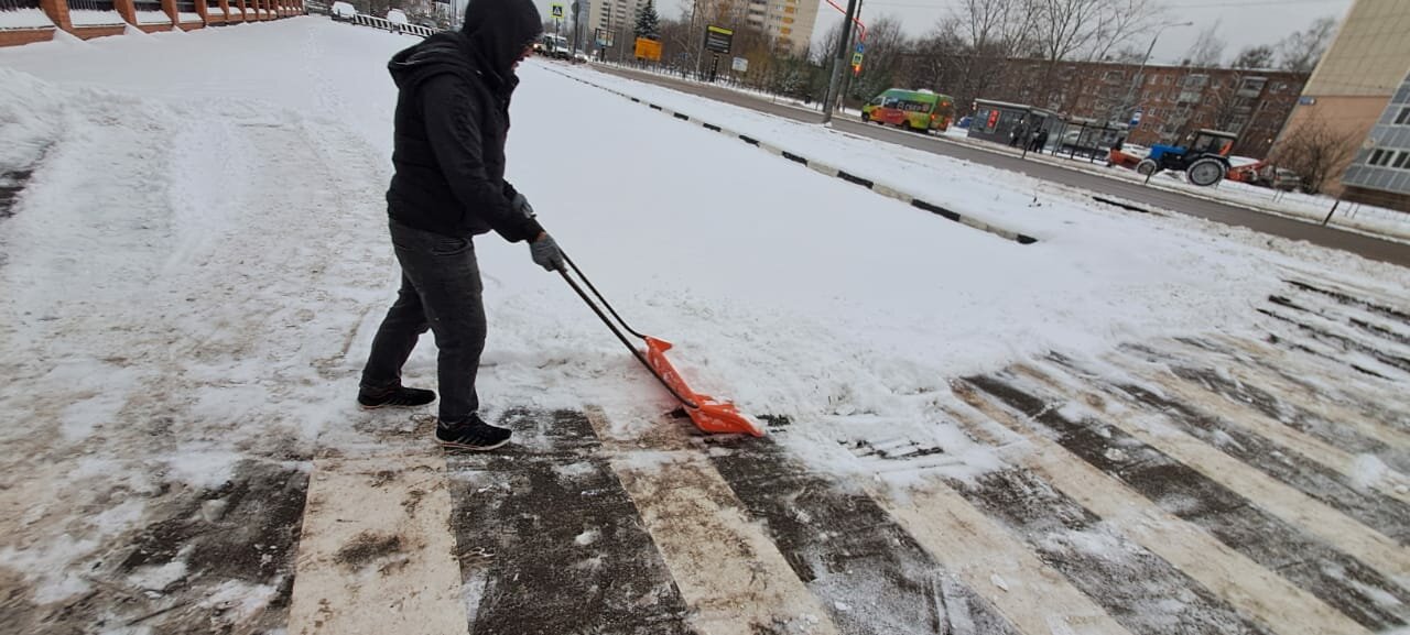 убирает снег, уборка снега, для чистки снега, снег, уборка двора