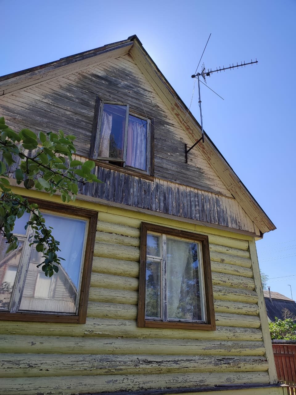 дома в деревне, фронтон дома, дома дачи, дача в деревне, дача