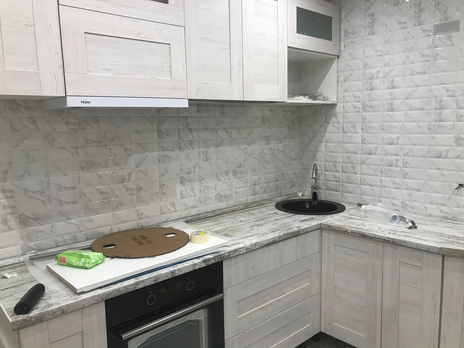 столешница под плитку для кухни, фартук мраморный кирпич, столешница метрополитан на белой кухне, кухня эконом, мрамор тиффани столешка 0184