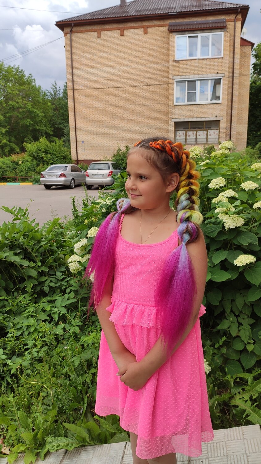 девочка, детские прически с канекалоном, цветные косы, плетение кос, 3д косы с канекалоном