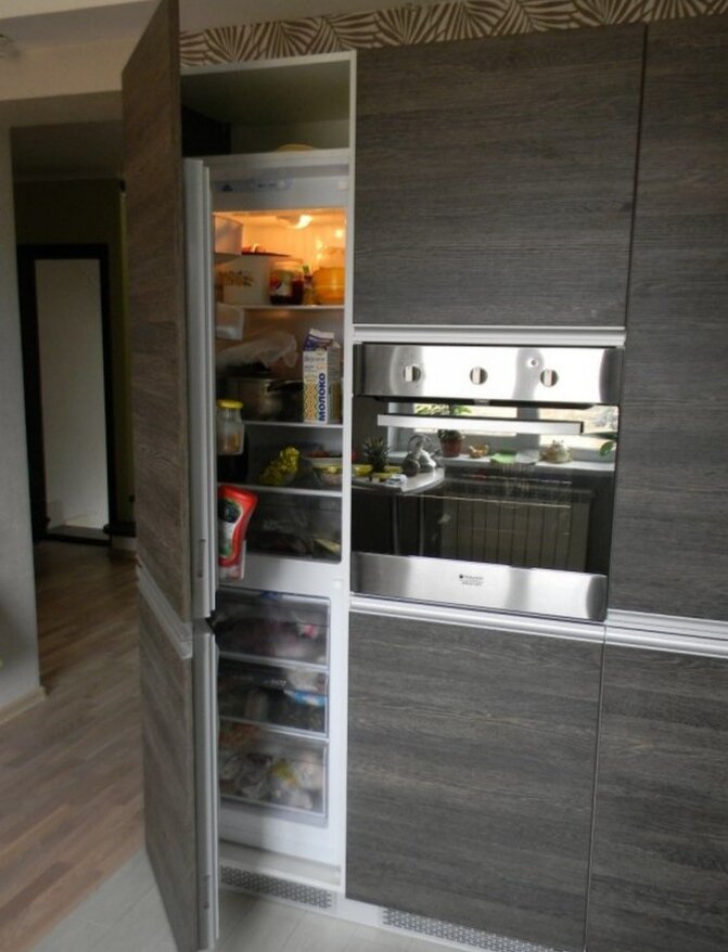 встраиваемый холодильник на кухне, кухня с большим холодильником, кухня модерн, дизайн кухни, холодильник встроенный в кухню