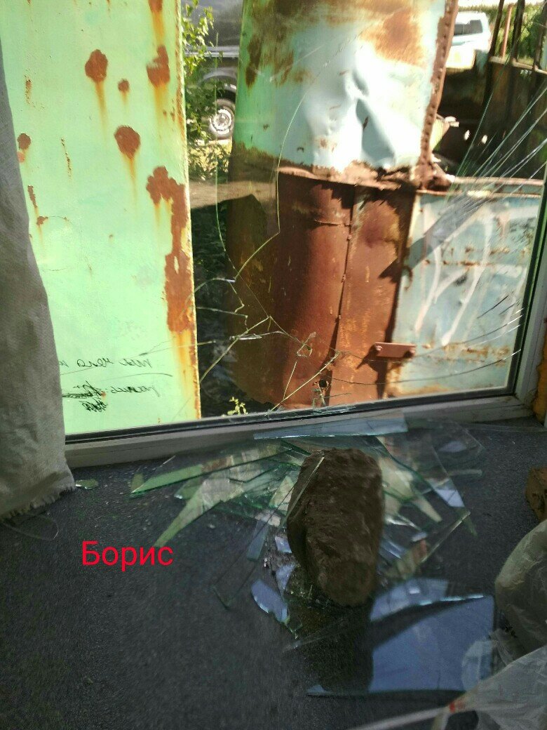 окна, разбитое окно после пожара, здание, обстрел, разбитое окно