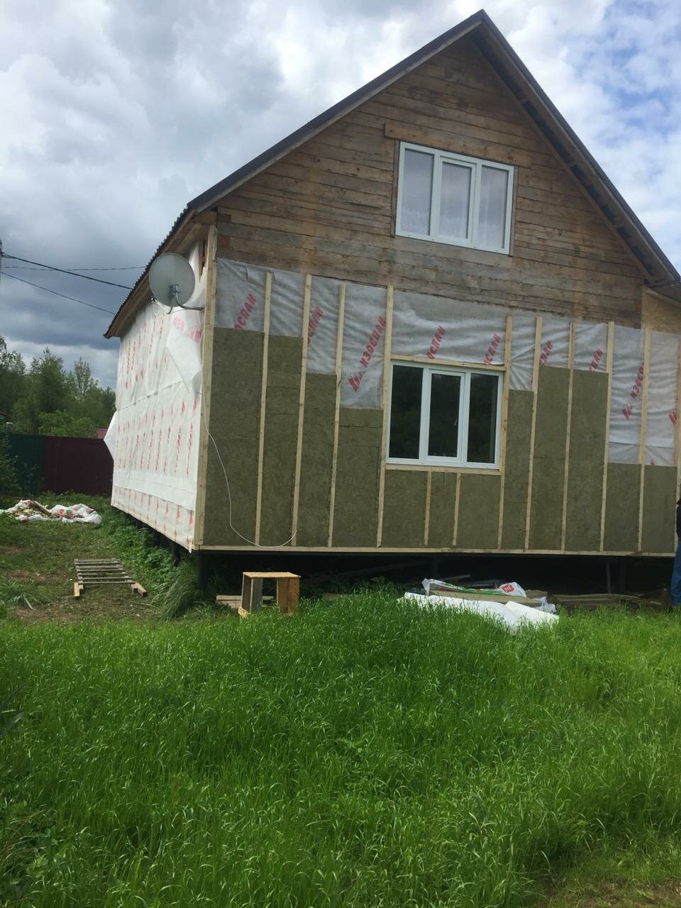 обшиваем брусовой дом сайдингом без утеплителя, утепление и обшивка дома сайдингом, старый садовый домик обшит, утепление деревянного дачного домика, обшивка дома сайдингом с утеплителем