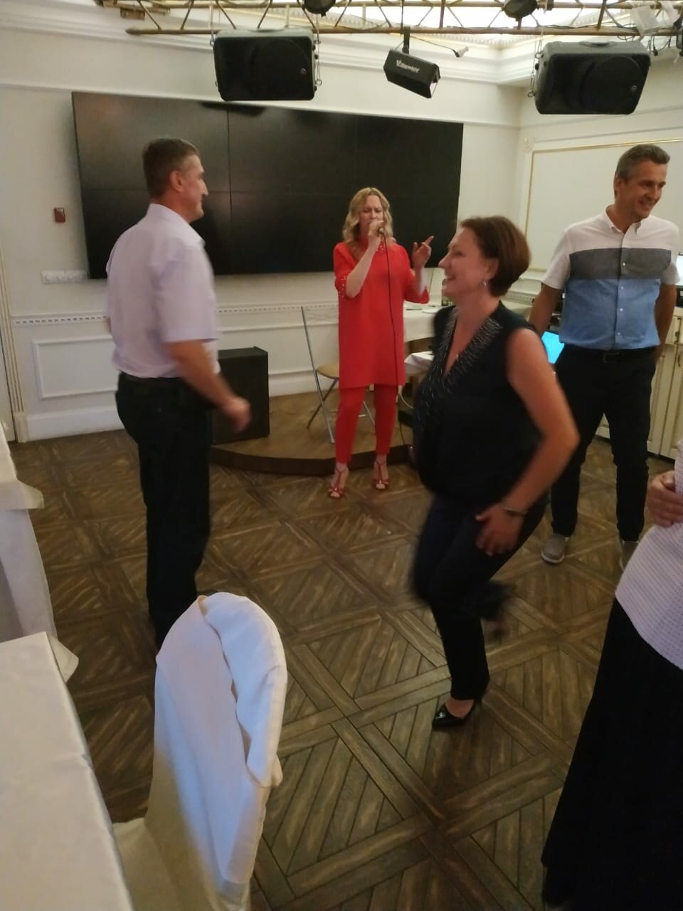 на свадьбе, зала, крутой танец на свадьбе, люди, праздник