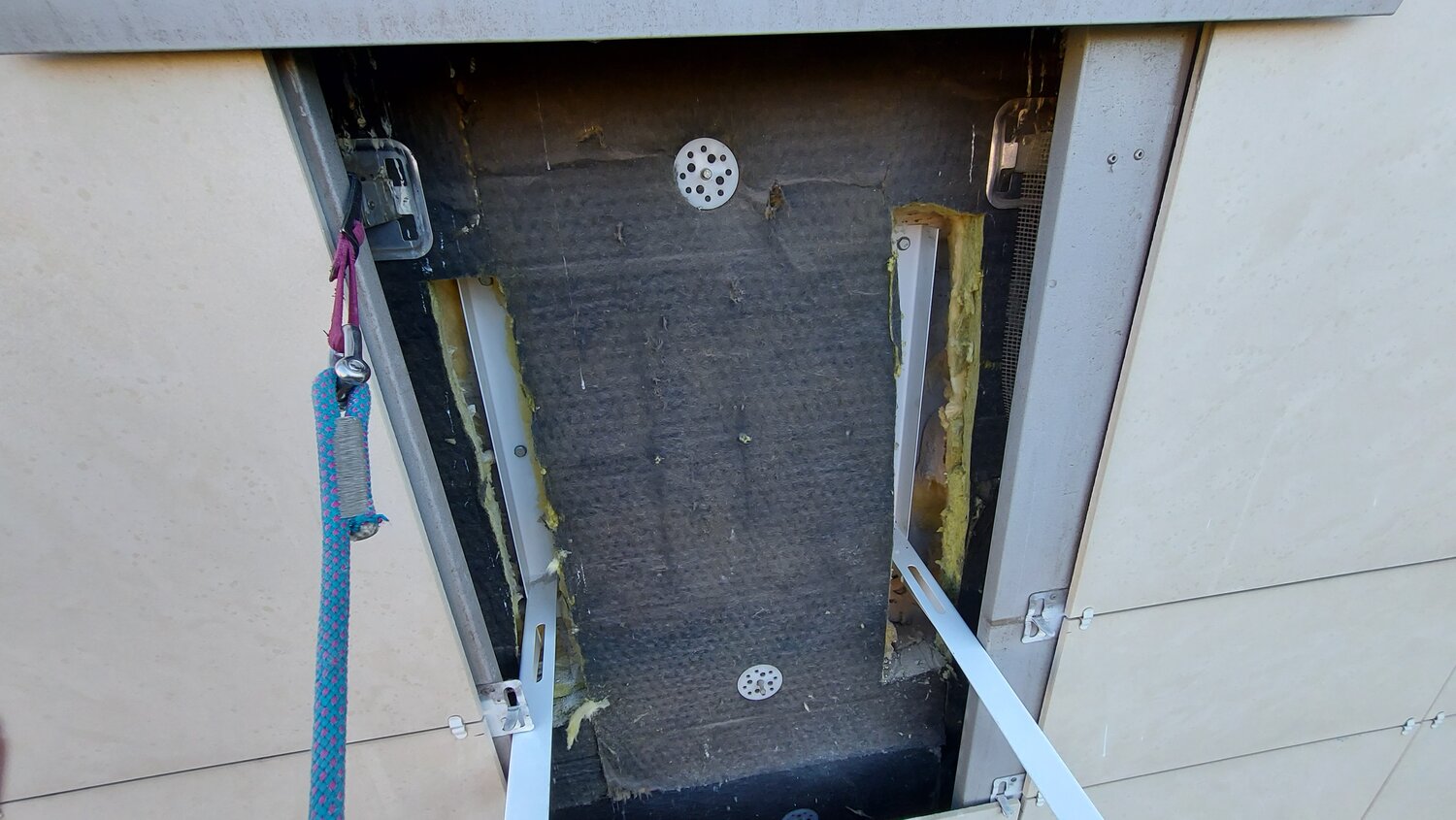 крепеж кондиционера на вентилируемый фасад, монтаж, дверь, garage door broken cable, установка