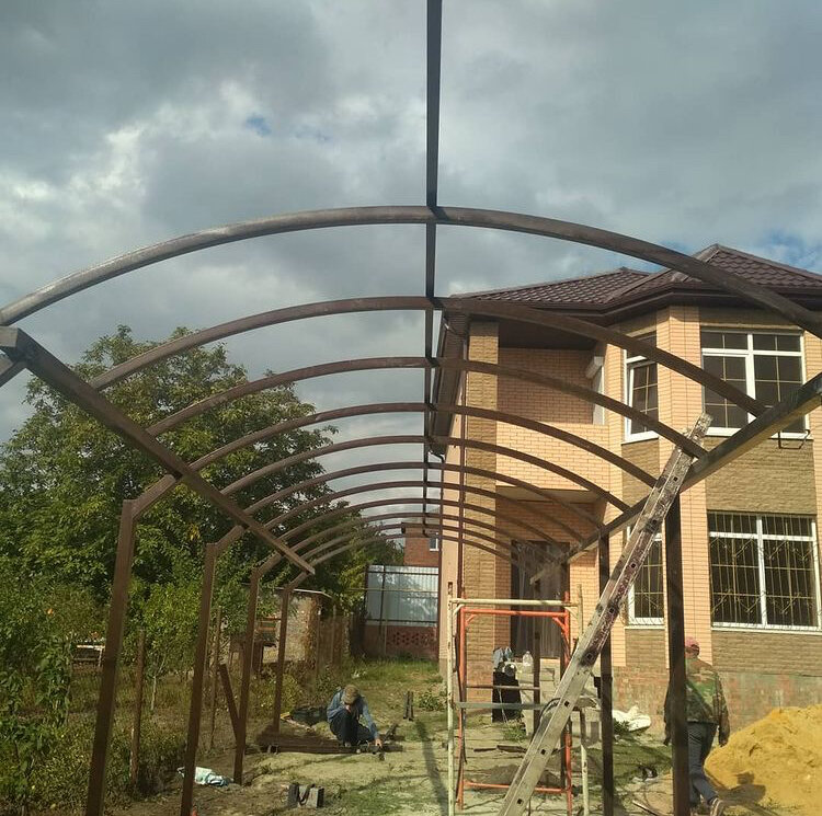 навес, арочный навес из поликарбоната, арочный навес без ферм, металлические навесы для винограда, арочный навес с водостоком