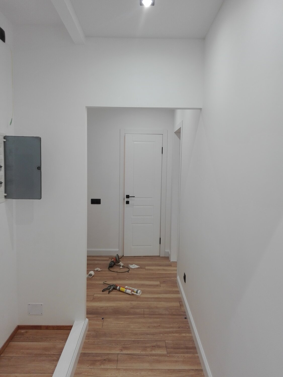 белая скрытая дверь в прихожей, квартира, скрытая дверь в коридоре, маленькая прихожая в скандинавском стиле, коридор