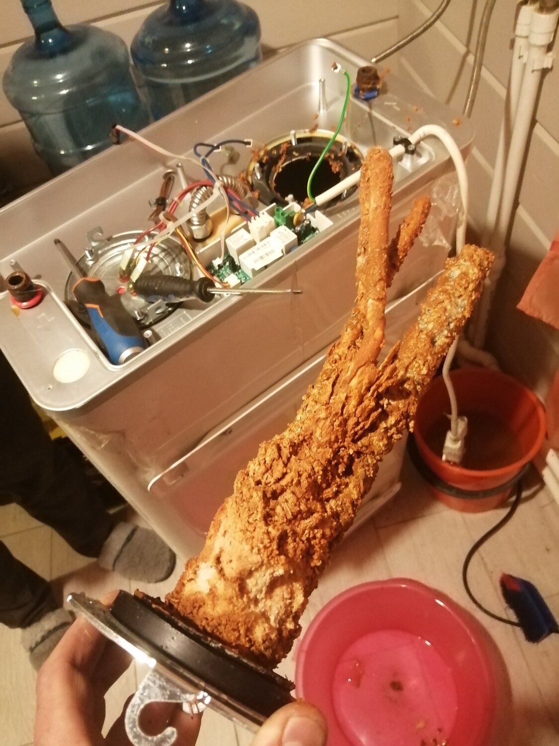 накипь в бойлере, чистка бойлера, техника, чистка бойлера от накипи, взрыв от водонагревателя