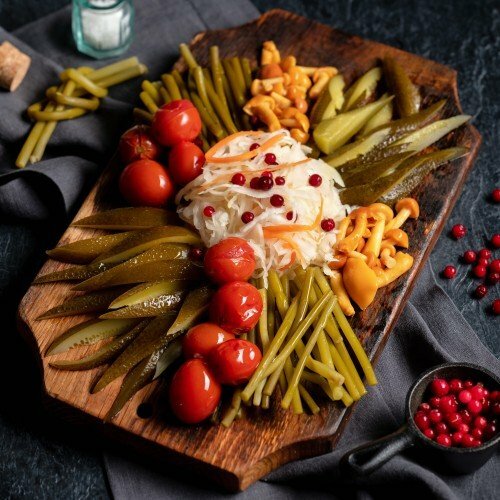 соленья ассорти, еда, тарелка с соленьями, домашние соленья, соленья