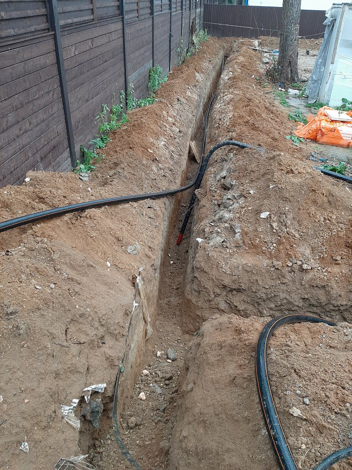 прокладка водопровода в земле, водопровод в земле, строительство водопровода, траншея для прокладки водопровода от скважины, прорыть траншею для кабеля