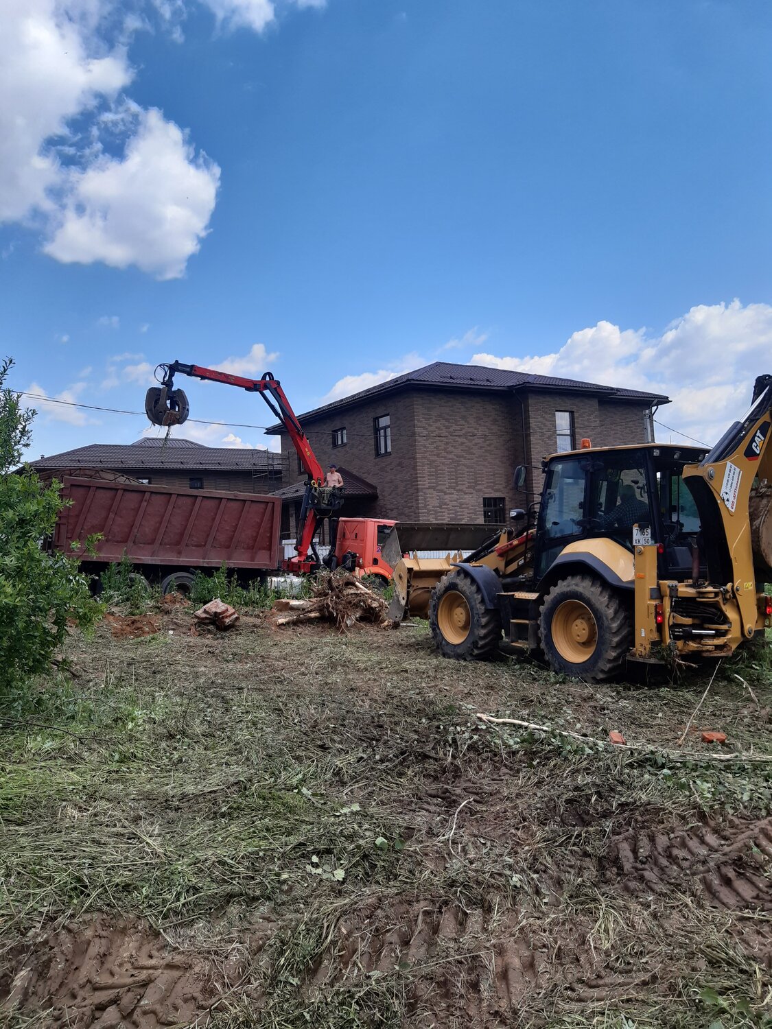 планировка участка трактором jcb, трактор jcb с траншеей, расчистка участка трактором, строительная техника, машинист экскаватора погрузчика катерпиллер