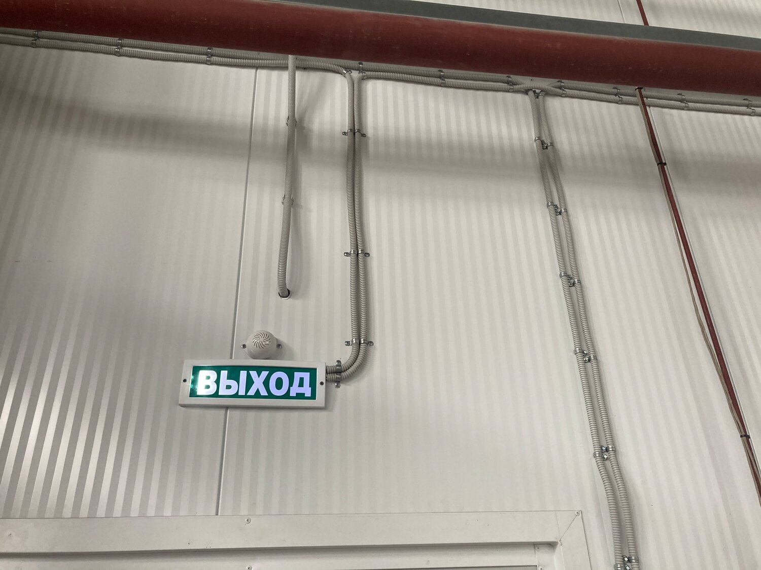 эвакуационный выход, монтаж, табло выход, выход, пожарная сигнализация на складе