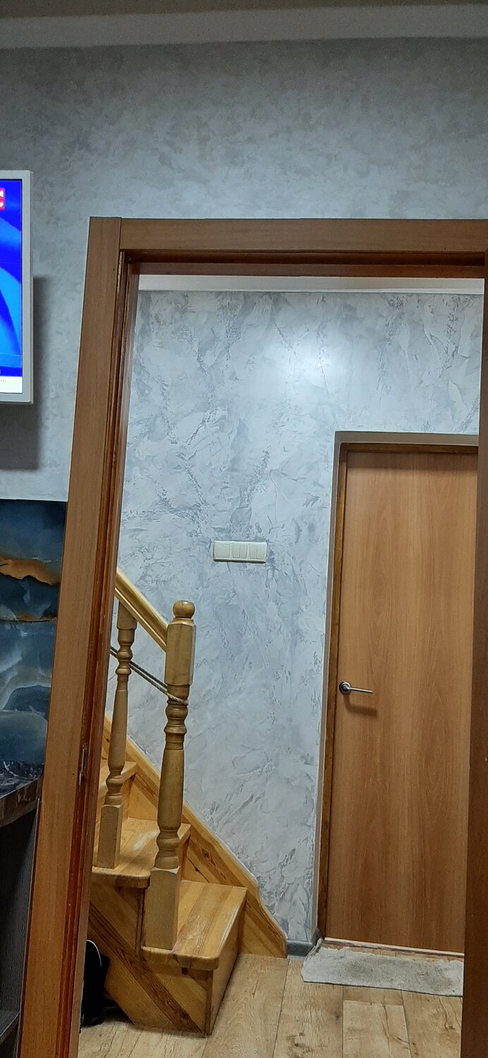 деревянная лестница цвет орех, дверь, двери со стеклом, межкомнатные двери, дверь верона в интерьере
