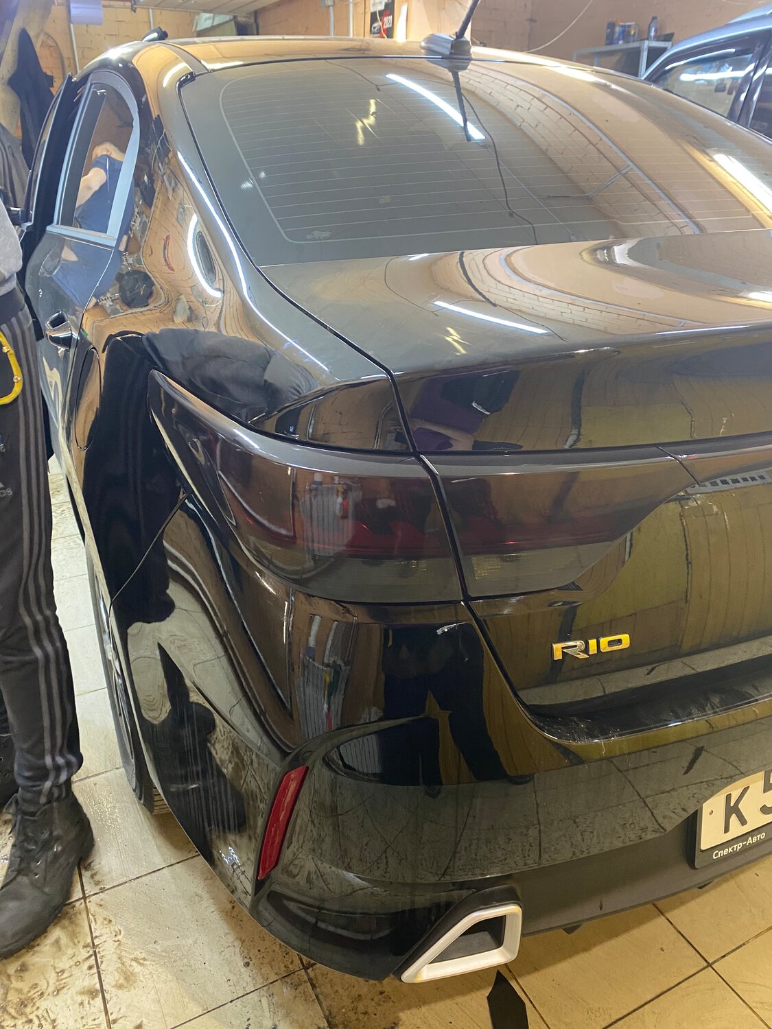 автомобиль, авто, тонировка задних фонарей kia cerato 4, тонирование задних фонарей пленкой, тонировка задних фар е71