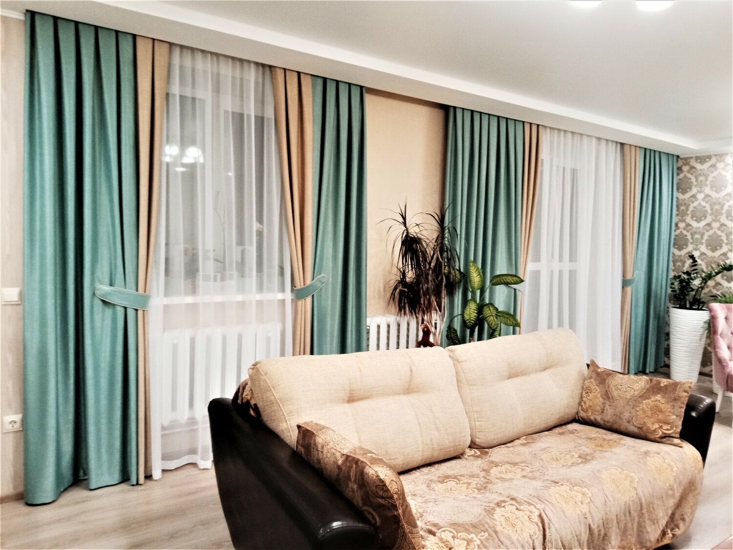 стильные шторы, шторы бирюза в интерьере, трехрядные шторы, шторы и занавески разница, зал с двумя диванами и бирюзовыми шторами
