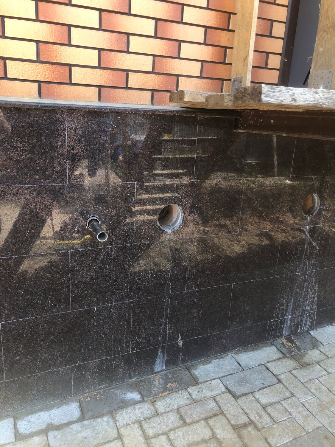 продухи, гранита, заглушка для отдушины фундамента, отдушины в фундаменте, ржавая дверь