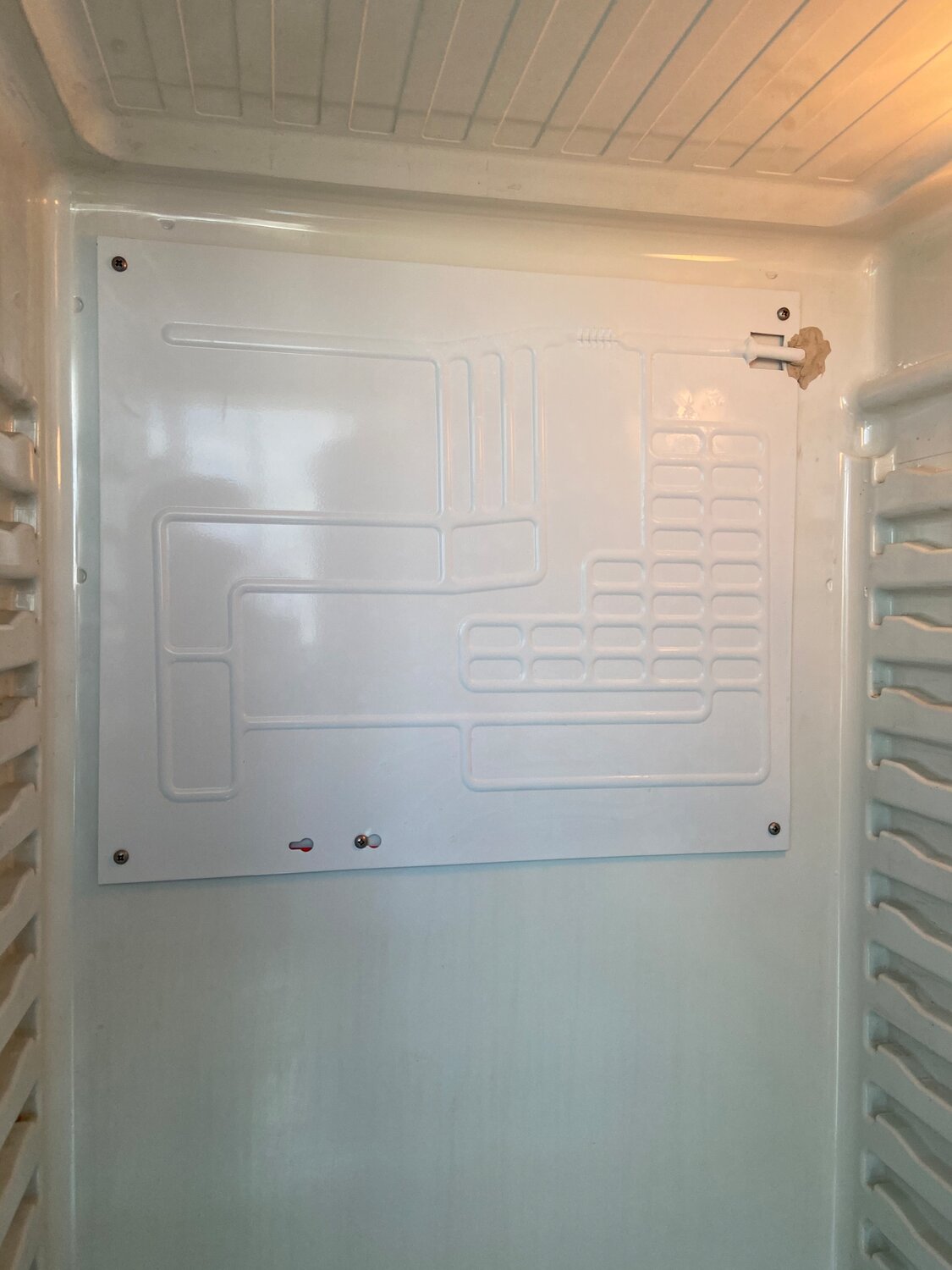 навесной испаритель на холодильник, холодильник атлант испаритель холодильной камеры, плачущий испаритель в холодильнике атлант, бытовая техника холодильник, плачущий испаритель в холодильнике