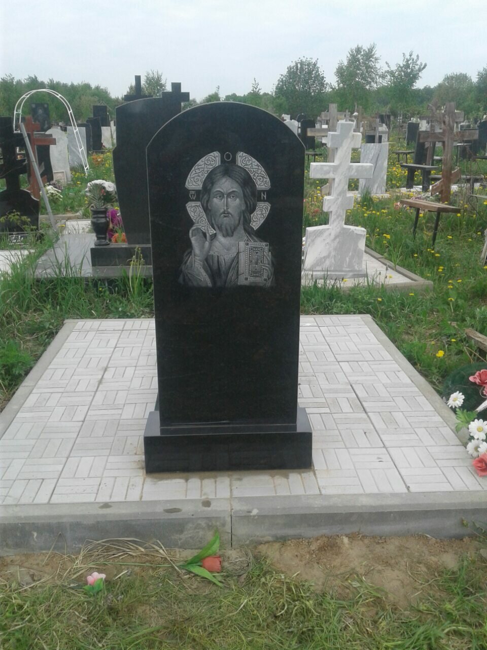 памятники из гранита, надгробные памятники из гранита, фигурные памятники из гранита, памятники из черного гранита, памятник на могилу